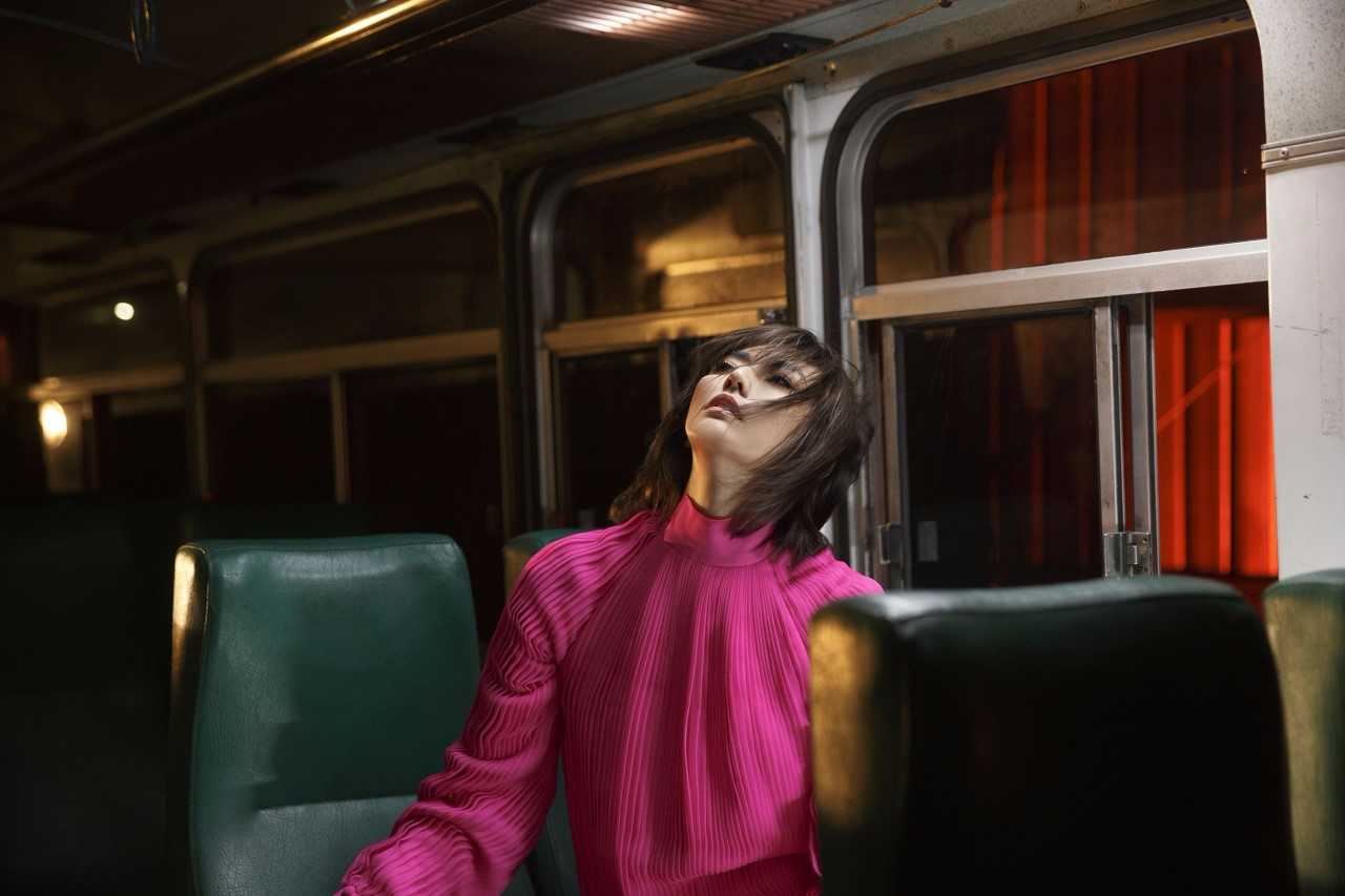 孙燕姿mv导演处女作!《跳舞的梵谷》化身红衣小女孩雨中狂舞