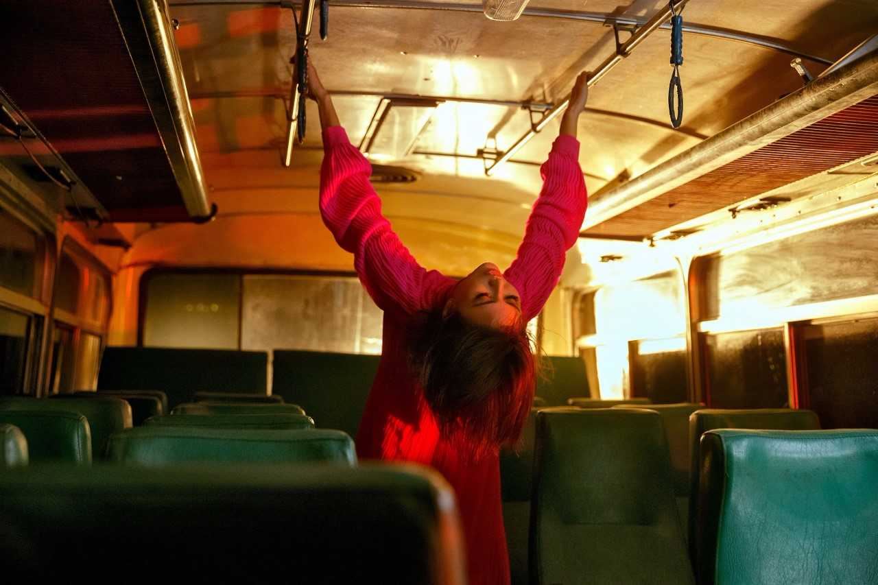 孙燕姿mv导演处女作！《跳舞的梵谷》化身红衣小女孩雨中狂舞