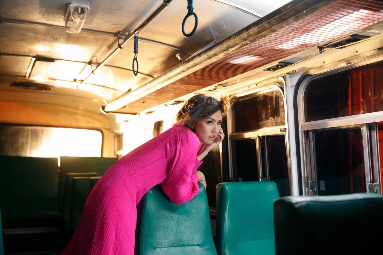 孙燕姿mv导演处女作!《跳舞的梵谷》化身红衣小女孩雨中狂舞