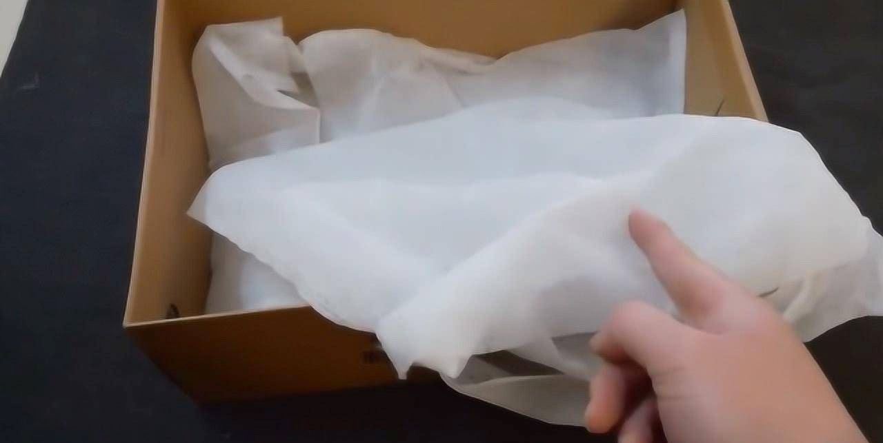 以后不要丢掉！鞋盒里面的白布超实用！