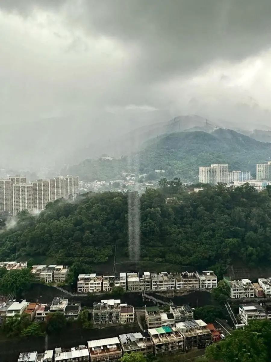 🇭🇰【视频】香港惊现天降水柱视如穿越⚡市民亲睹捕拍奇景❗