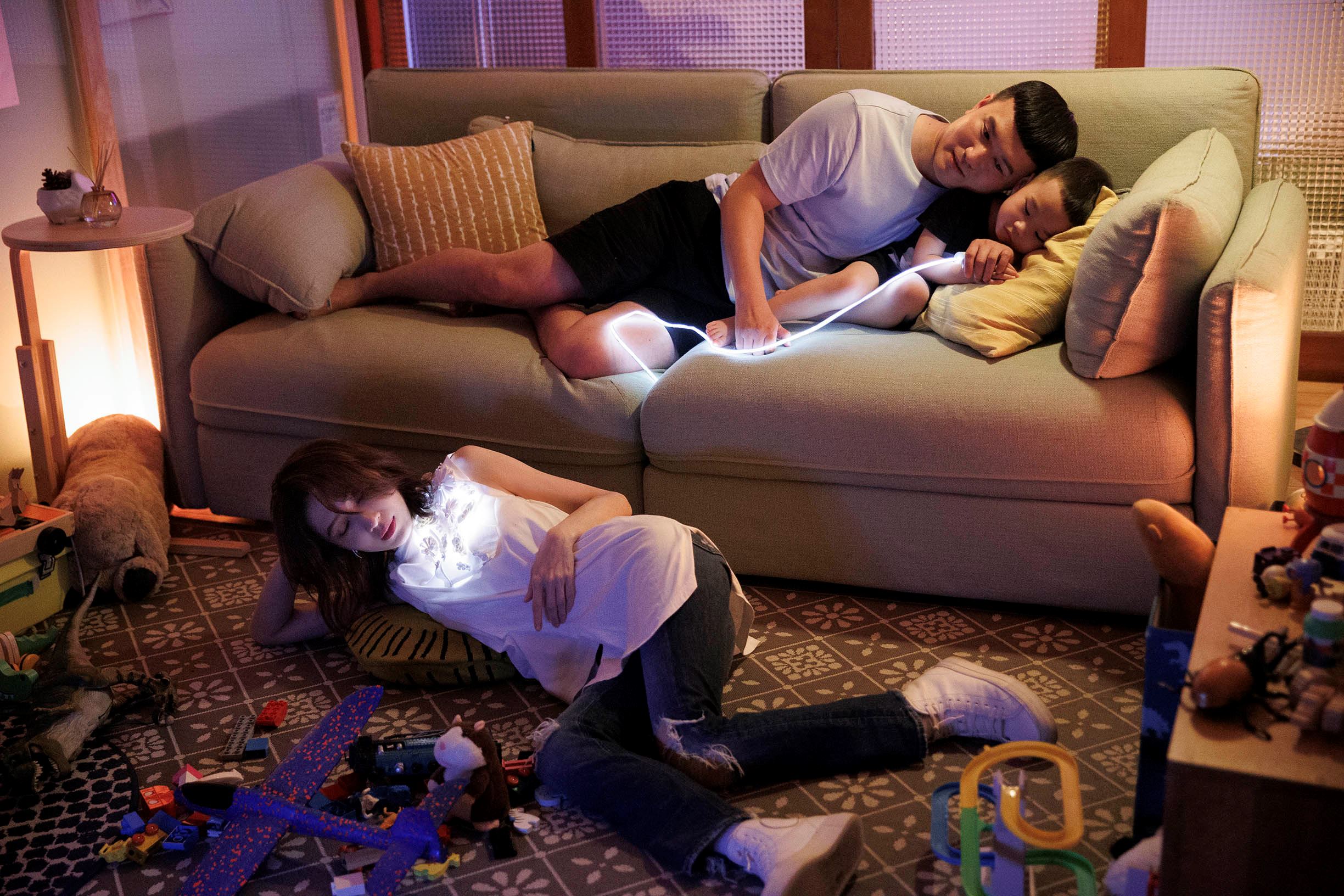 戴佩妮《多亏你啊》 化身爱的“发光体” 无私传递正能量