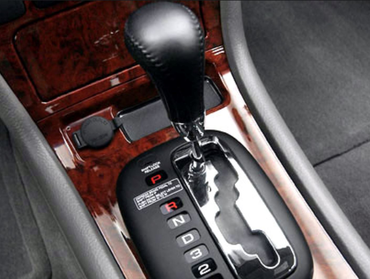 驾auto车停车时应该先换p档还是拉手刹车？