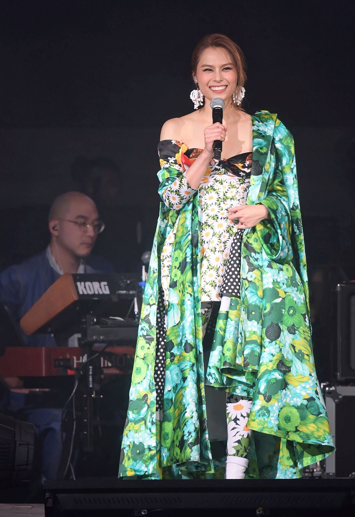 gin lee红馆演唱会!性感大解放换七套战衣 !