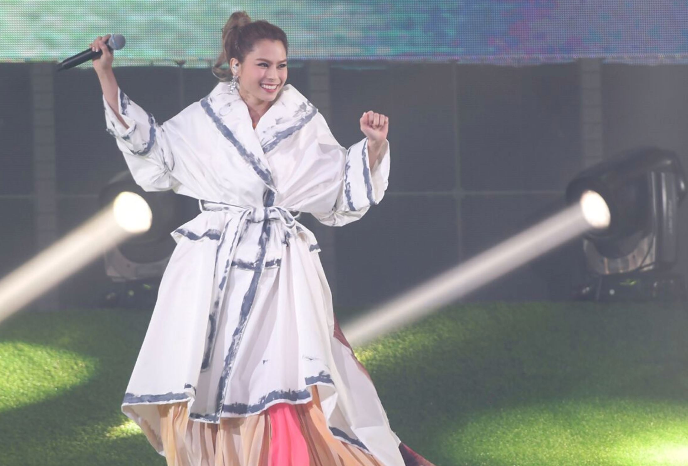 gin lee红馆演唱会!性感大解放换七套战衣 !