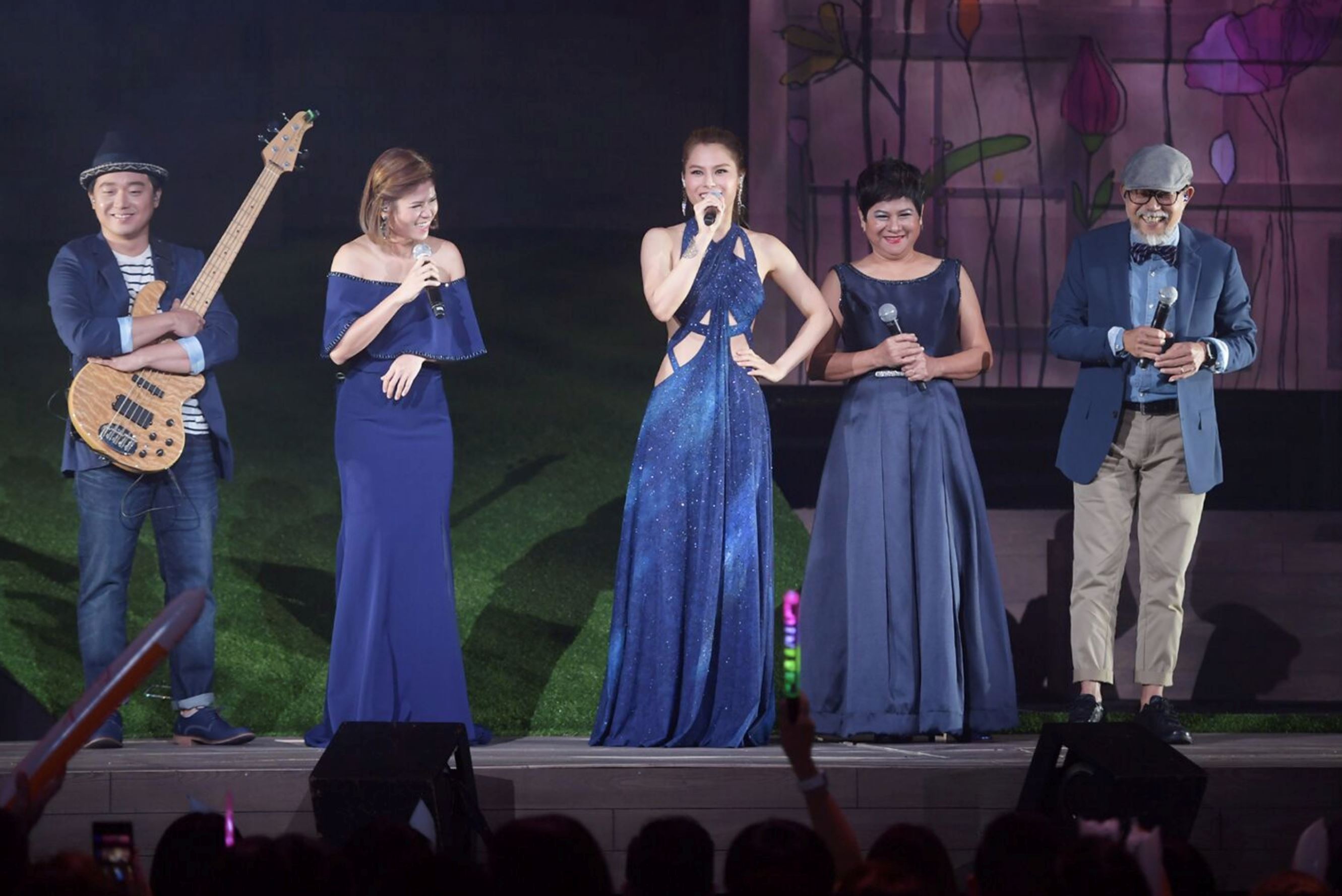 gin lee红馆演唱会!性感大解放换七套战衣 !