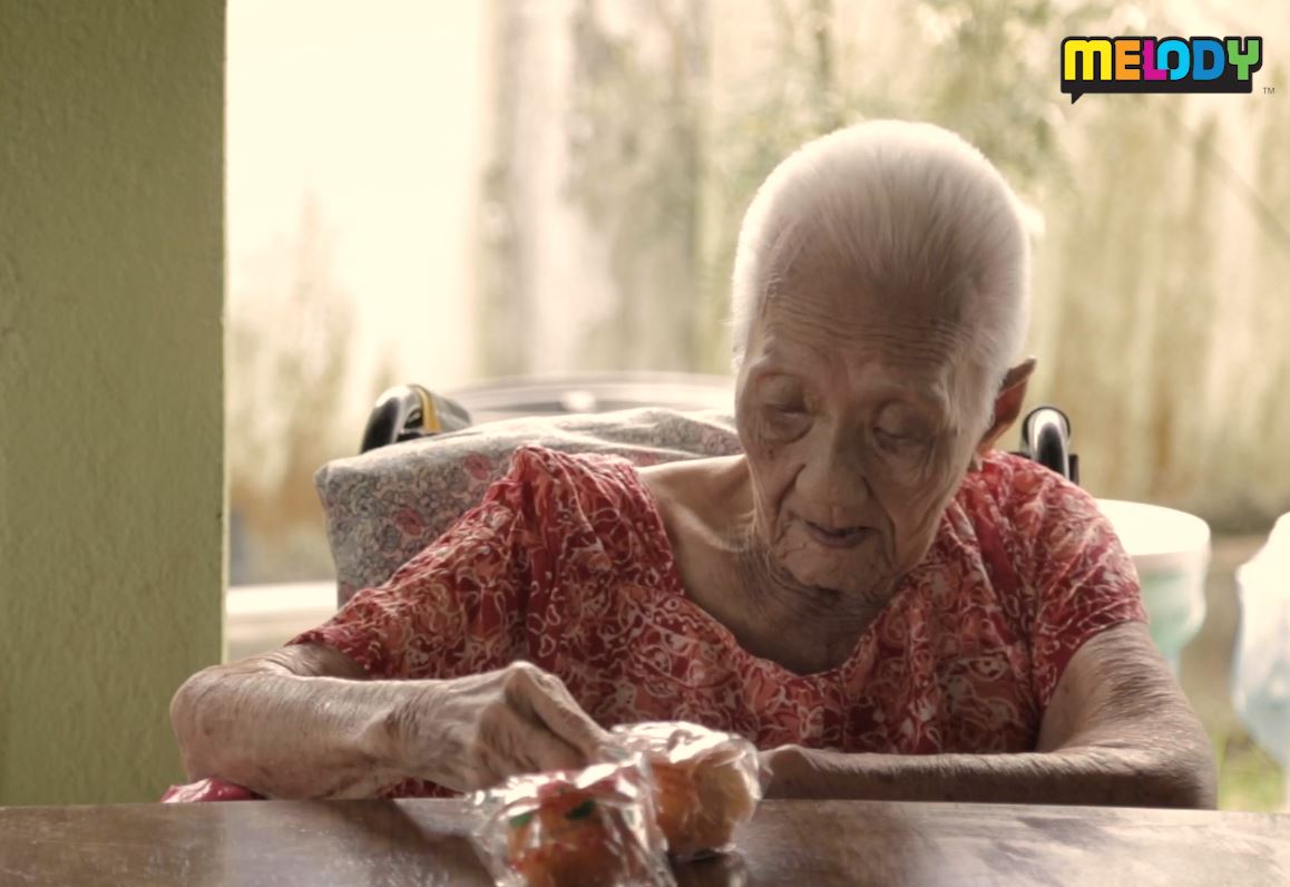 回家团圆成了他们遥不可及的愿望！请珍惜与父母相聚的时间！