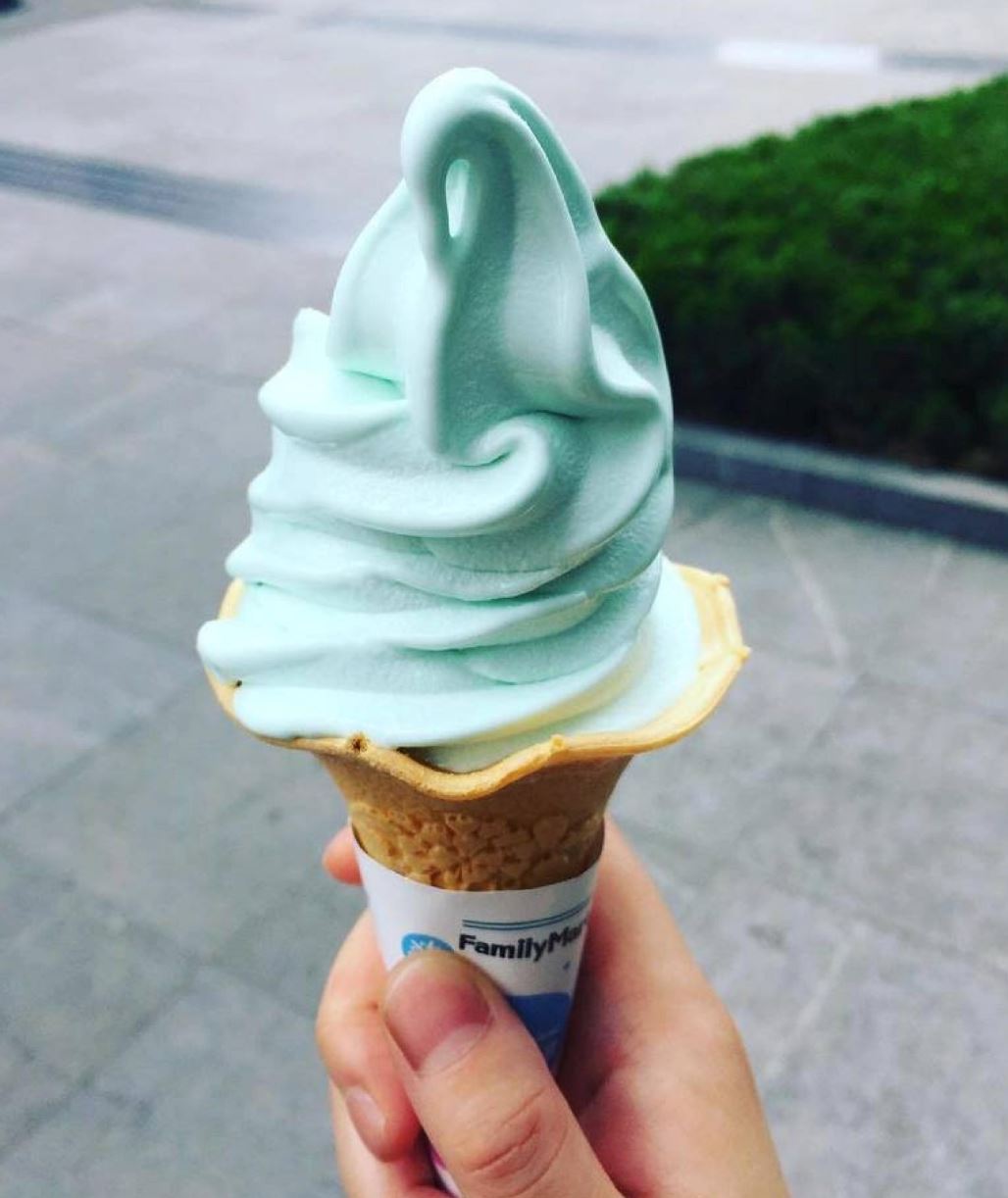 梦幻的灰蓝色！大马全家推出海盐口味冰淇淋！