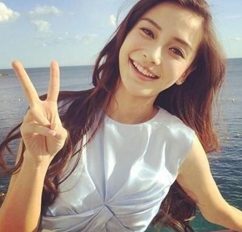 “手比v”拍照者注意了!专家：技术可还原指纹讯息!