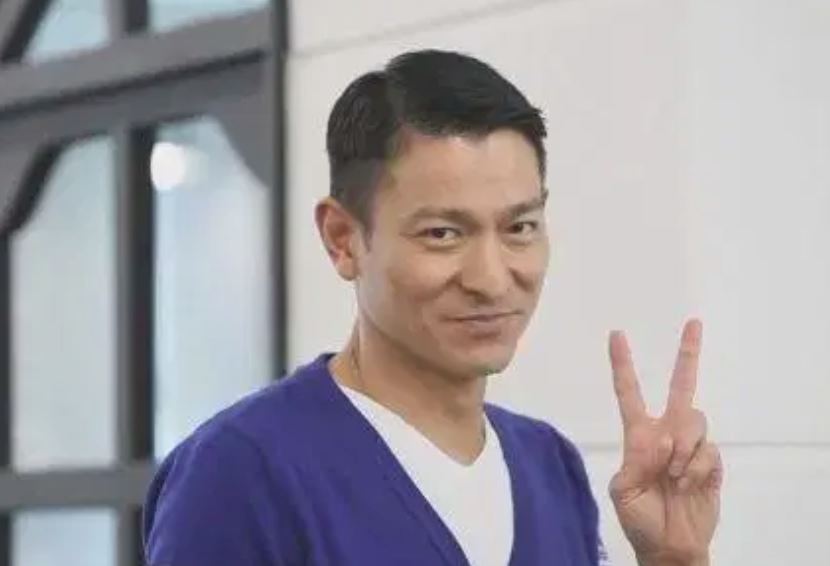 “手比v”拍照者注意了!专家：技术可还原指纹讯息!