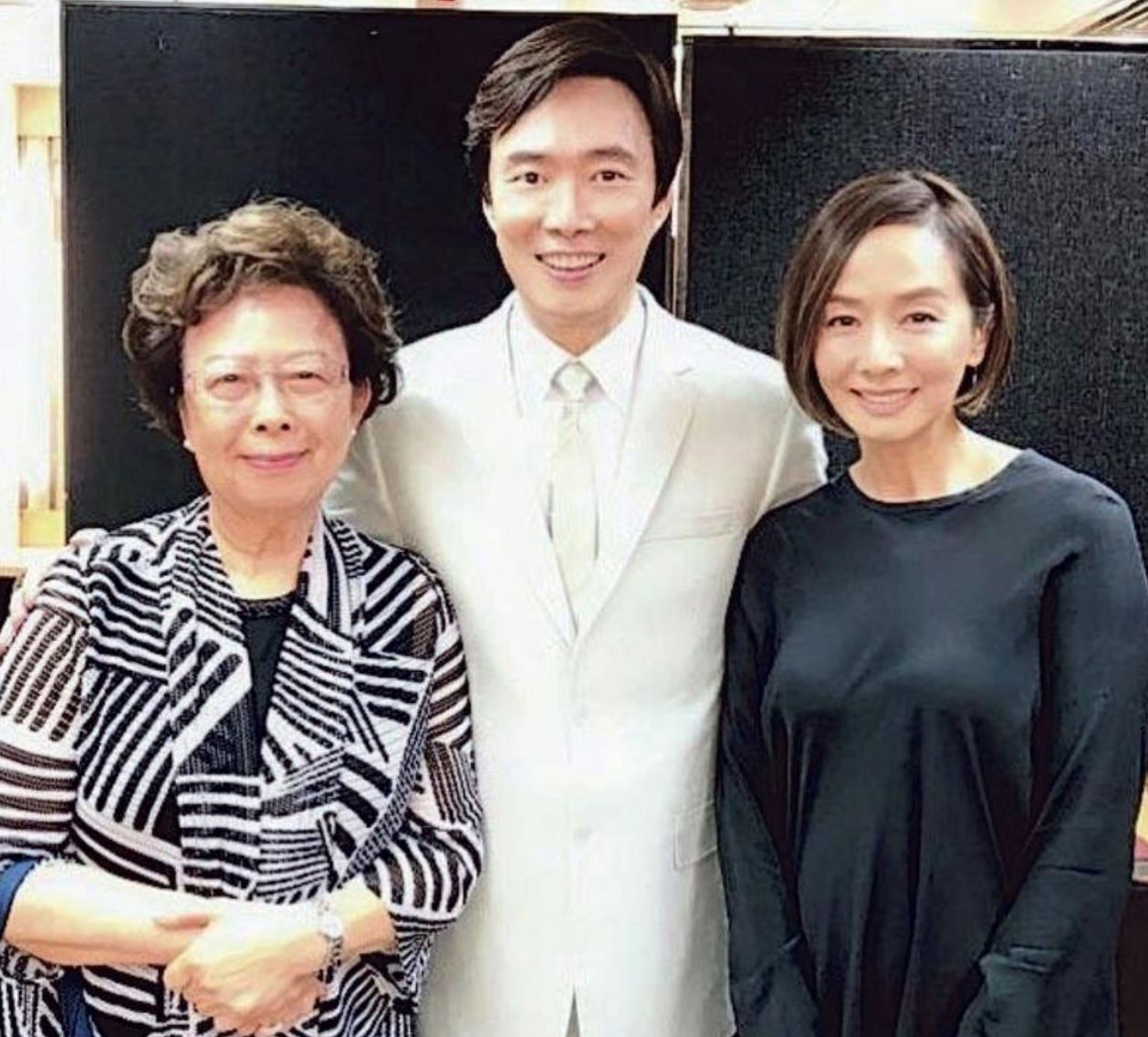 费玉清为何唱歌总是头仰？亲揭原因!