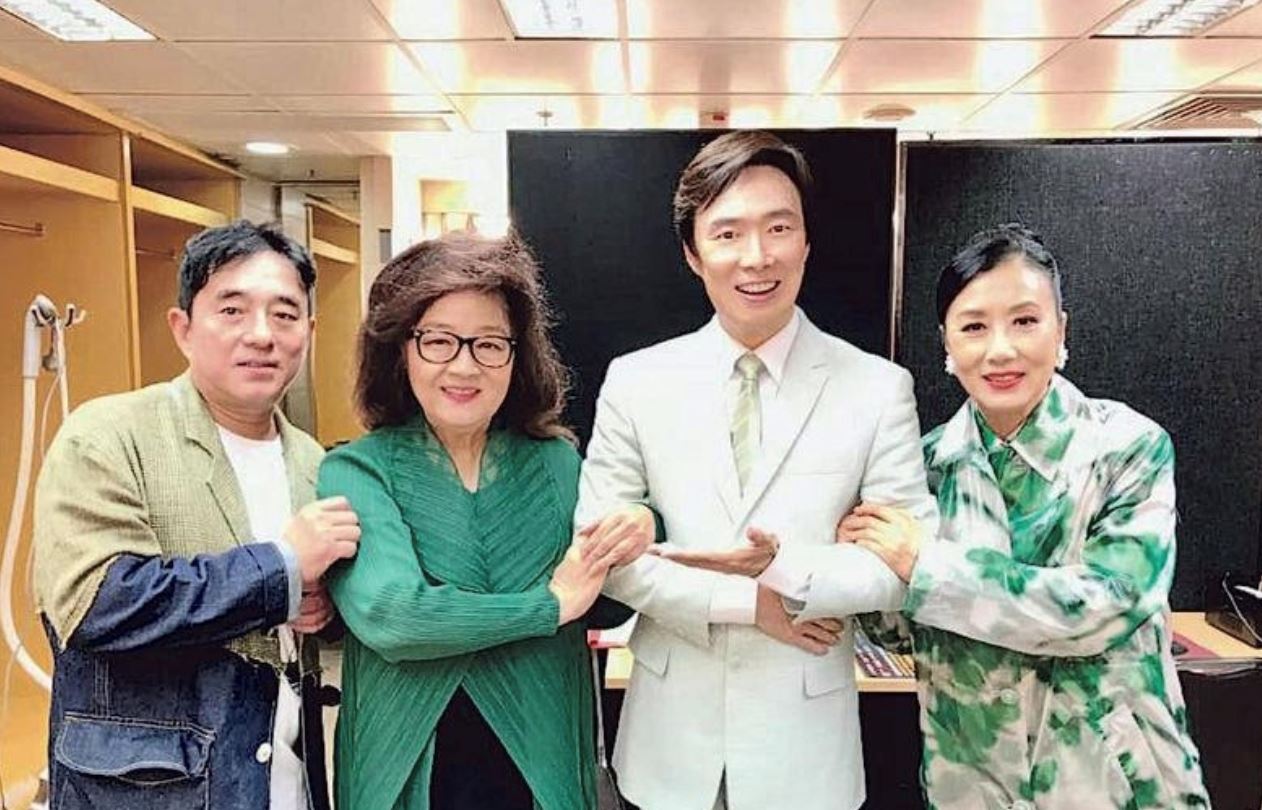 费玉清为何唱歌总是头仰？亲揭原因!