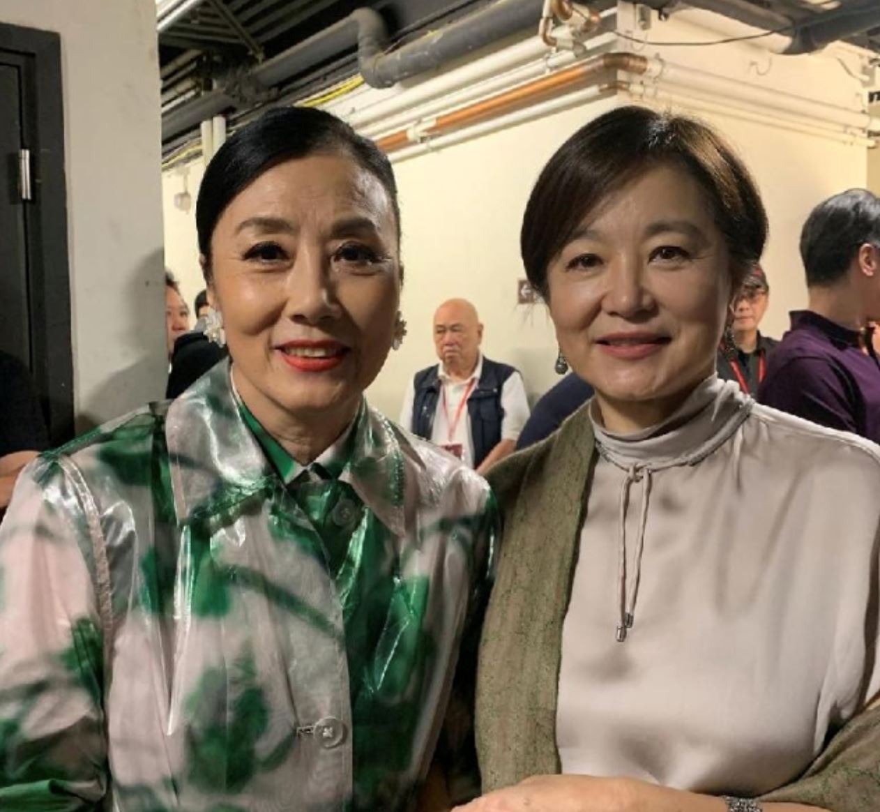 费玉清为何唱歌总是头仰？亲揭原因!