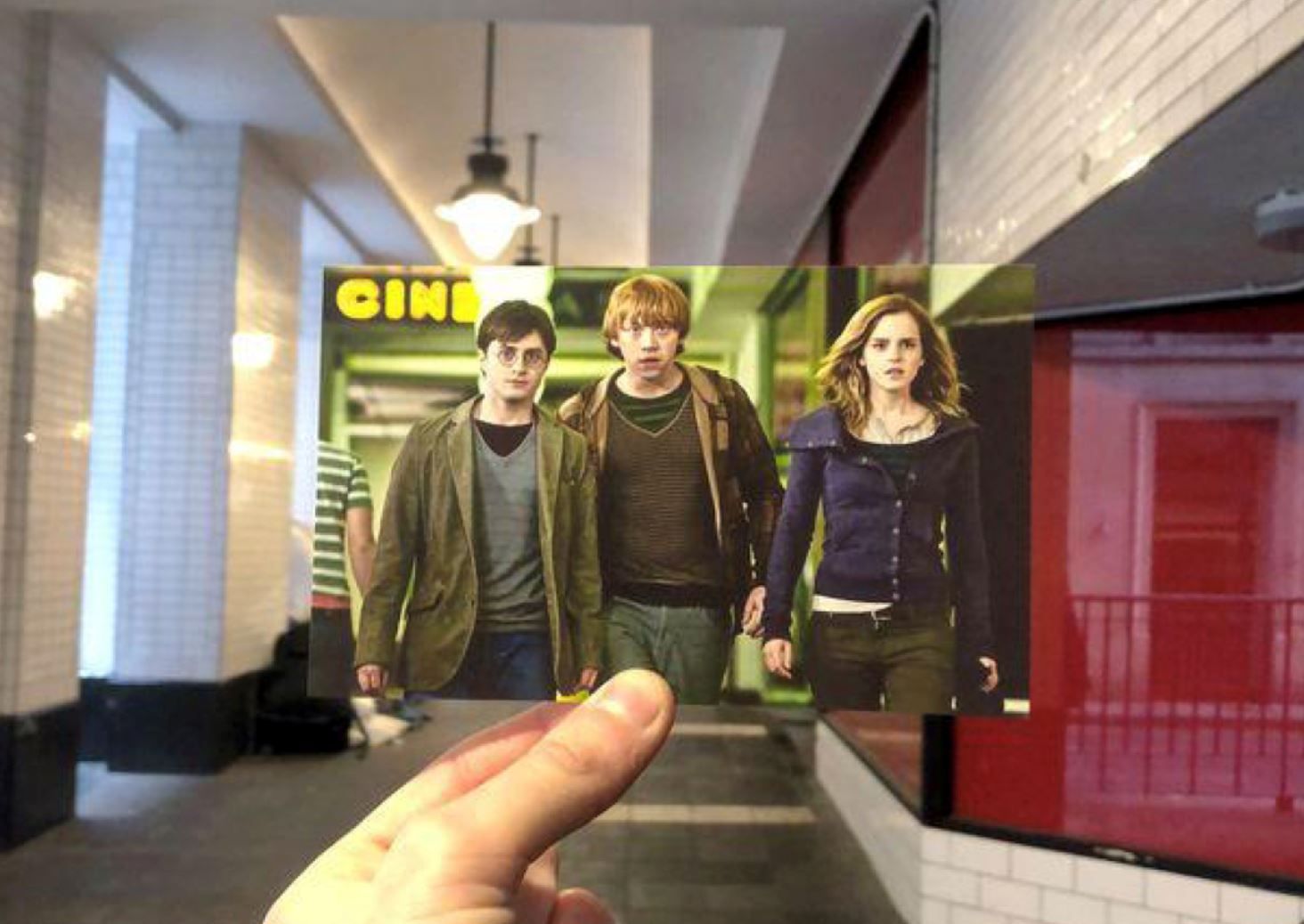 英国学生花数年“打卡”电影拍摄地! 拿剧照与真实场景合影 ! 