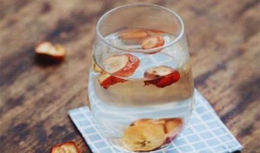 山楂泡水喝的4大功效！