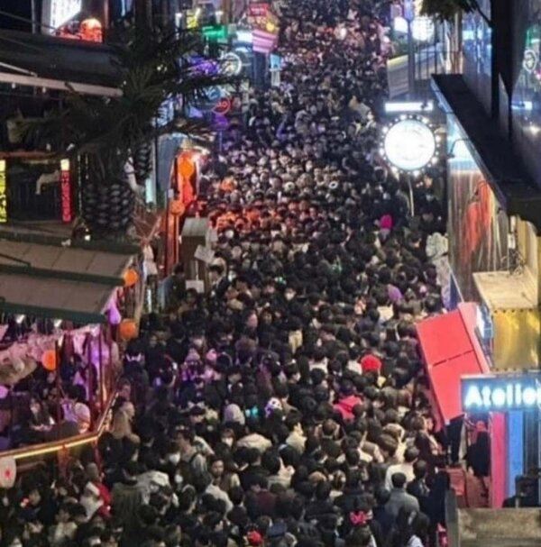 【韩国梨泰院踩踏事故】 24岁女性抢救⽆效 累计155⼈亡