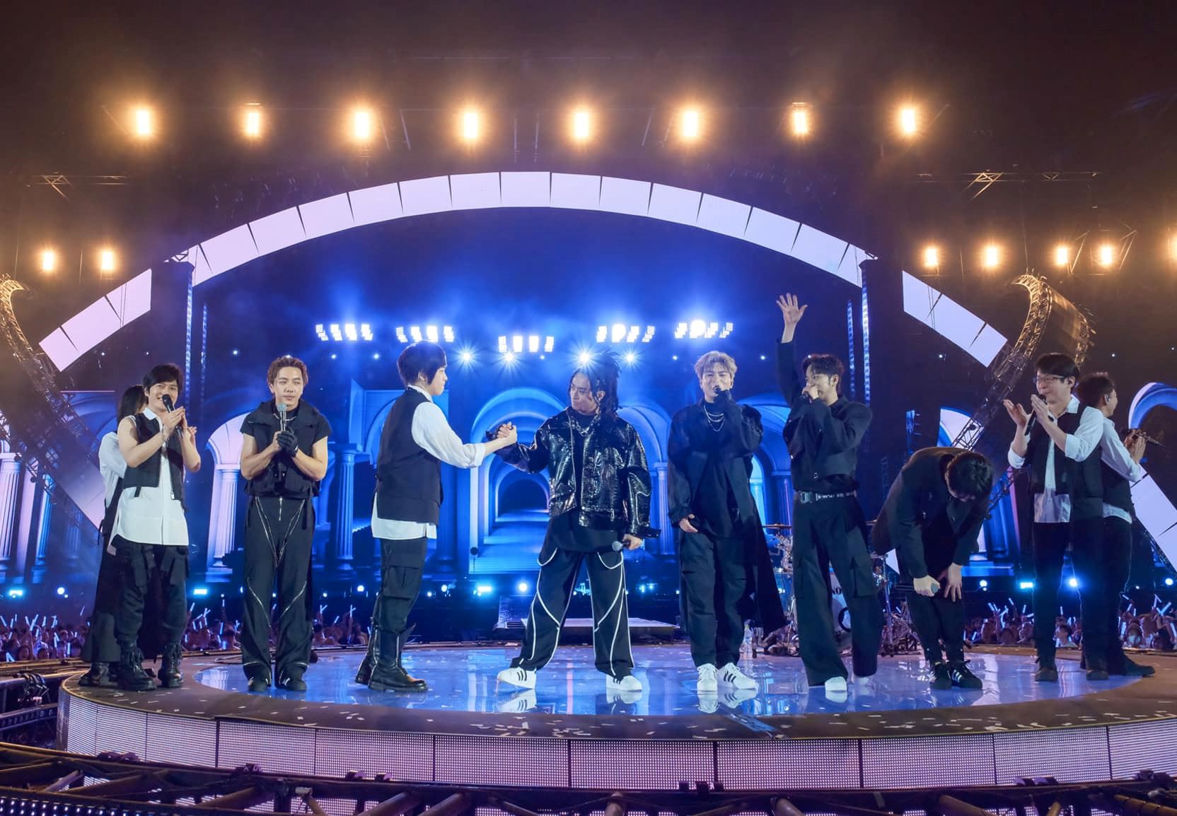 五月天与energy惊喜同台！两大天团嗨唱《放手》！