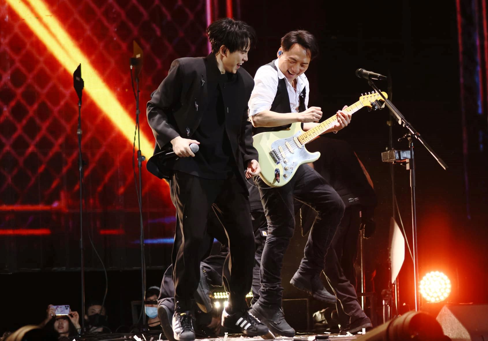 五月天与energy惊喜同台！两大天团嗨唱《放手》！