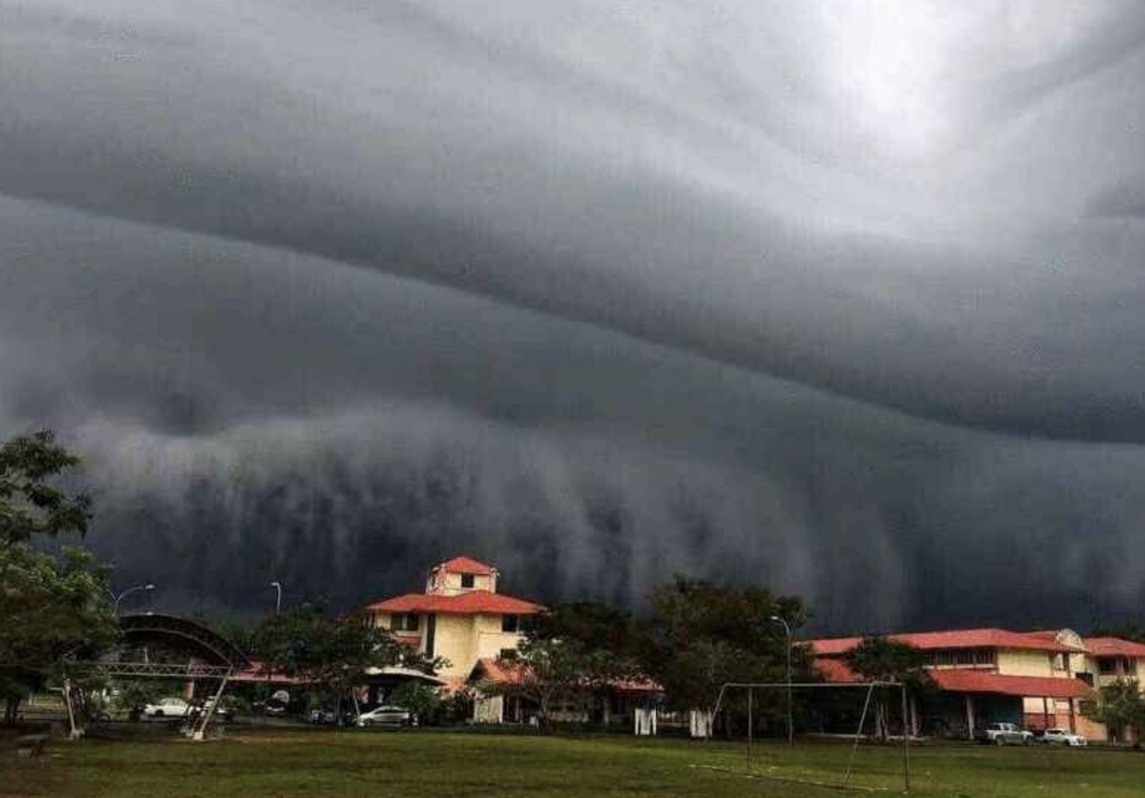 沙巴天空出现“海啸云” ！类似龙卷风出现 ！