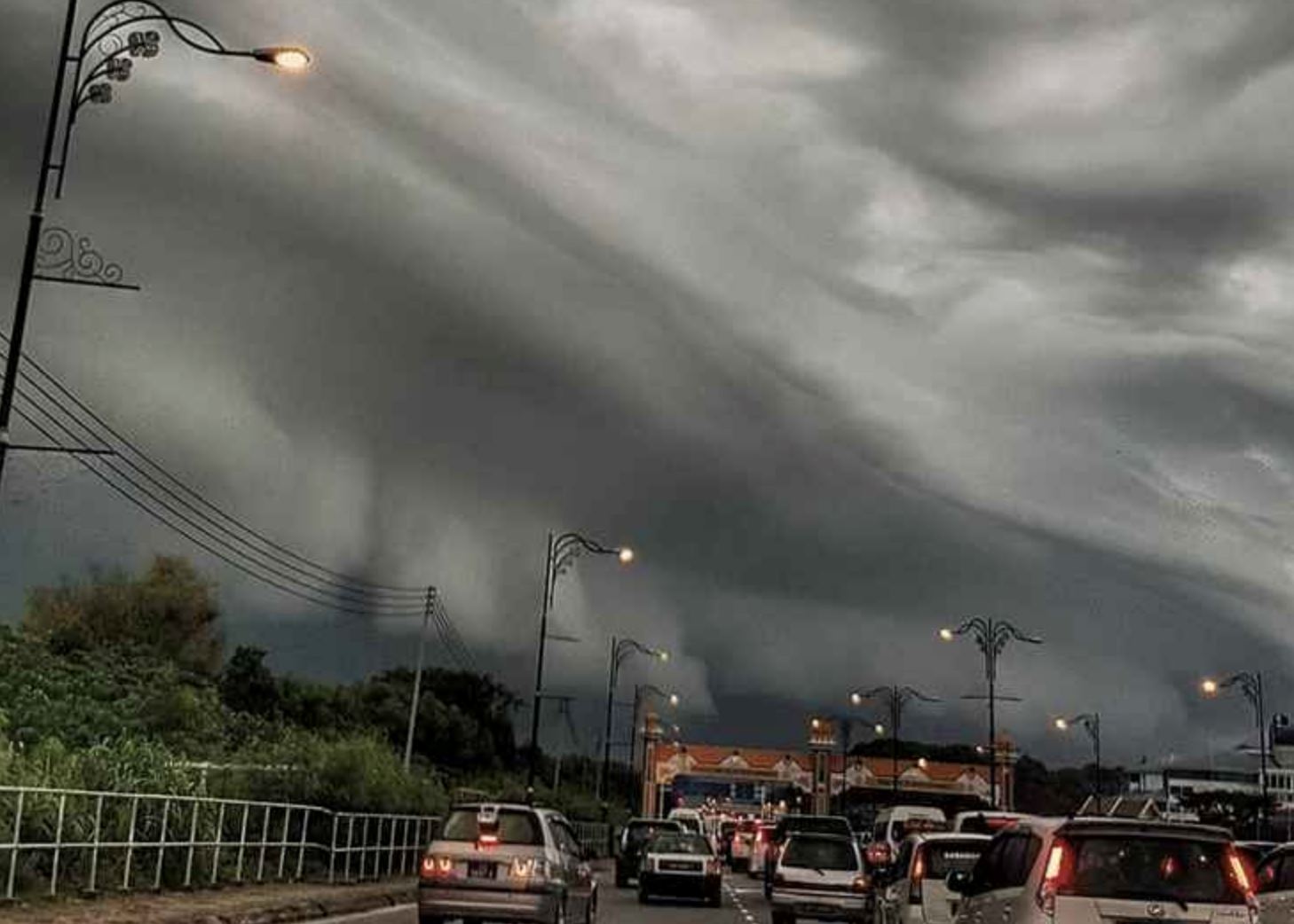 沙巴天空出现“海啸云” ！类似龙卷风出现 ！