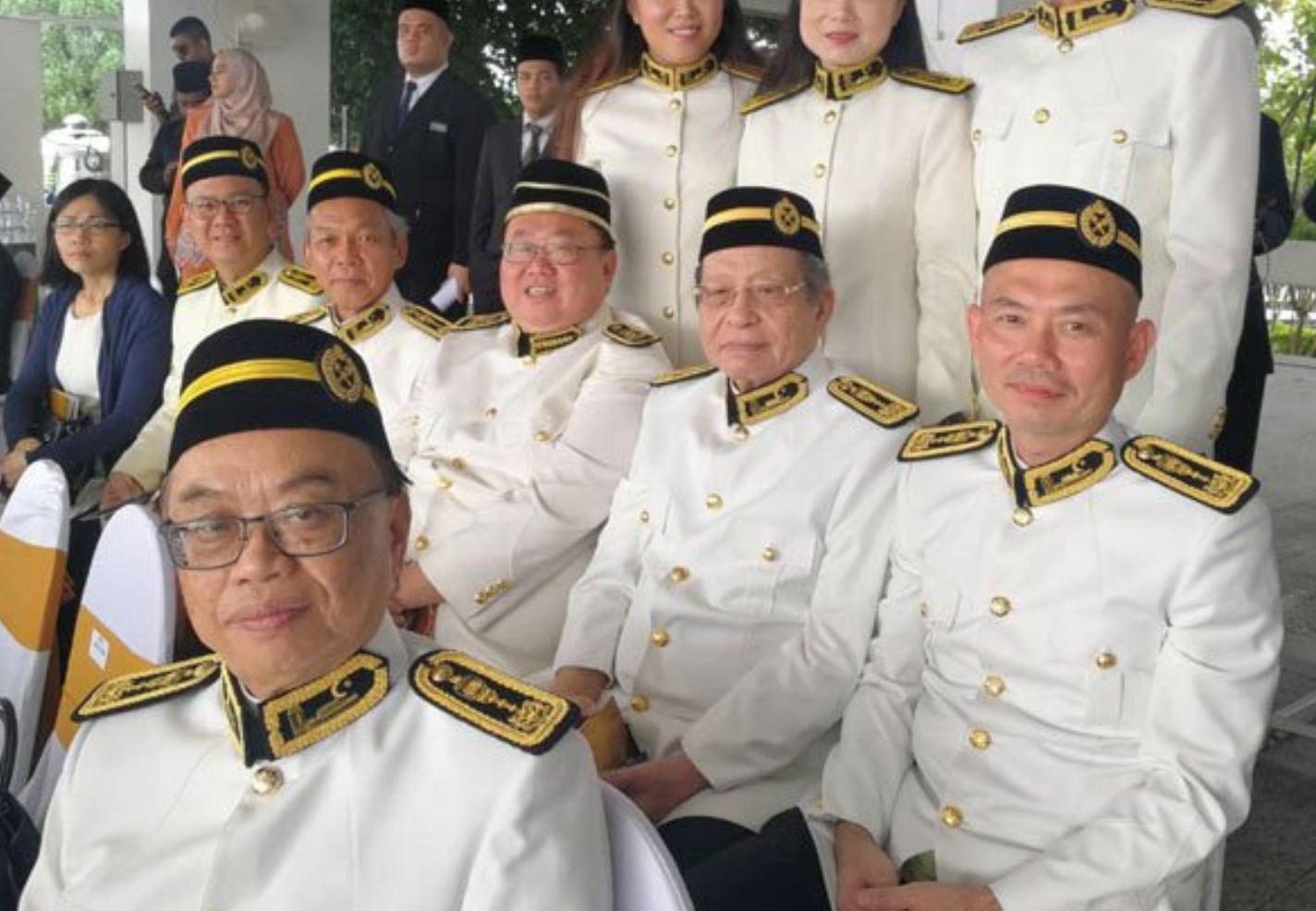 行动党国会议员穿官服戴宋谷出席开幕礼！