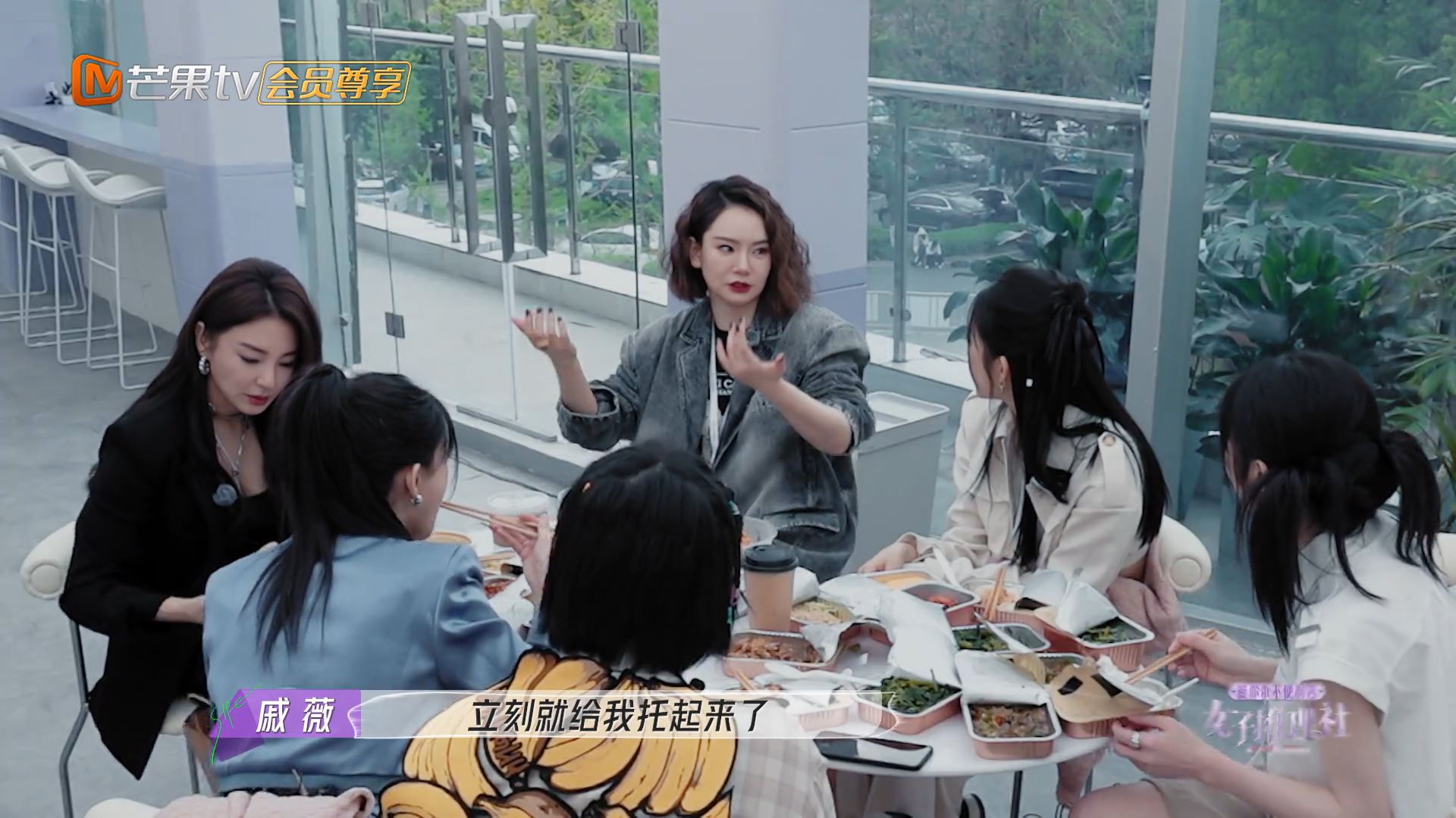 戚薇产前10天差点摔倒！幸亏小春哥及时出手😱