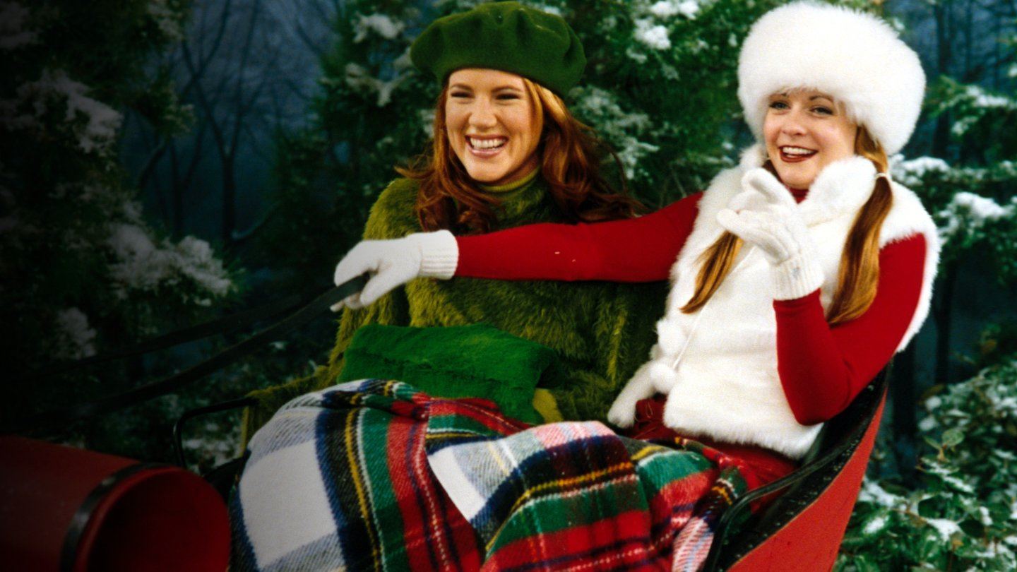 melissa joan hart recalls her mom's santa tradition on the sabrina the teenage witch set