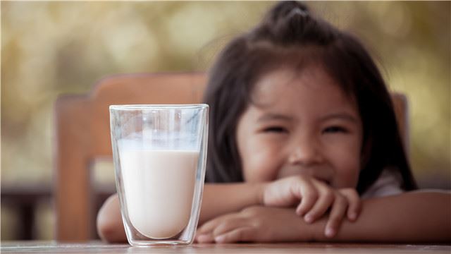 爸妈必读,牛奶对孩子的4个好处