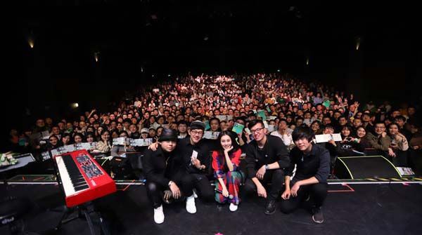 白安中国进行音乐会 差点中暑！