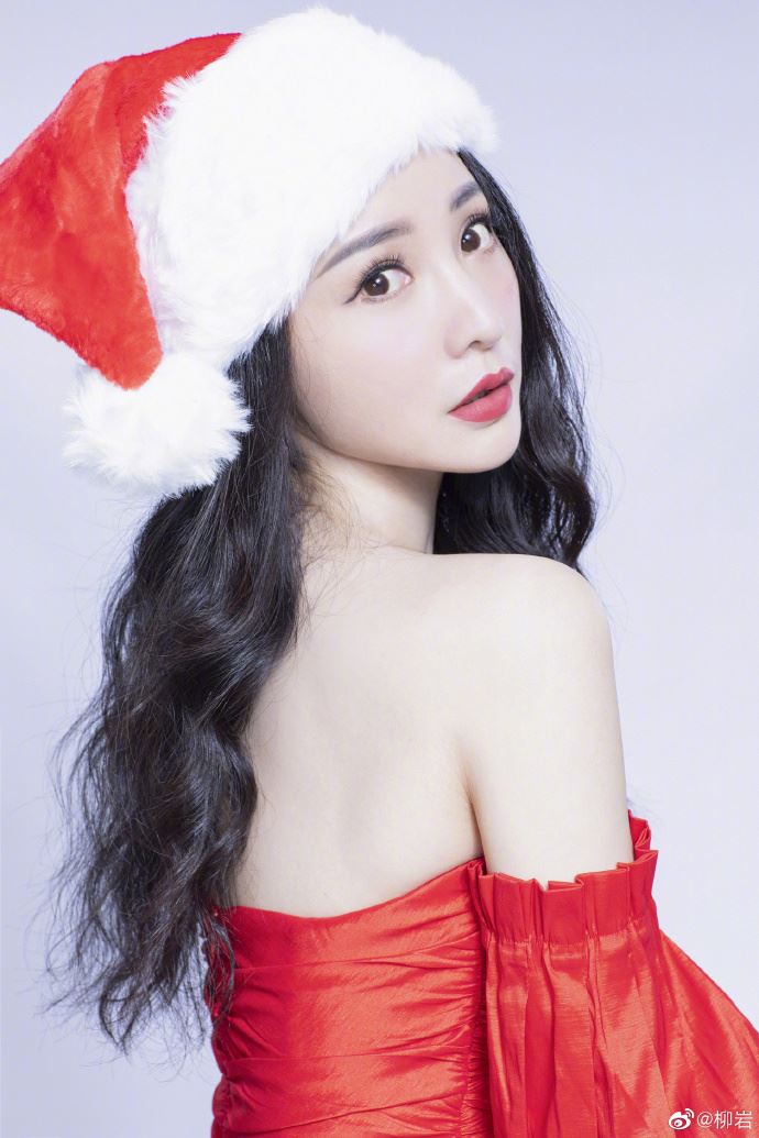 柳岩圣诞节打扮成爆乳圣诞树 ：我的平安夜好充实！