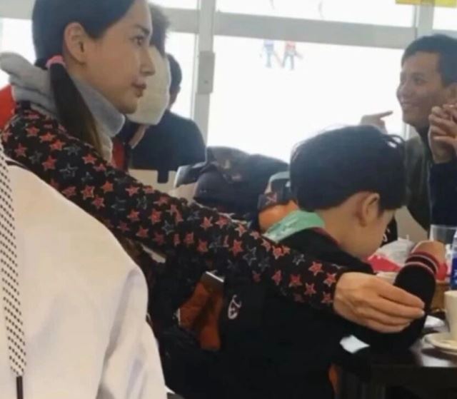 angelababy带小海绵去日本滑雪　打扮朴素look晒少女味  网民一眼认出！