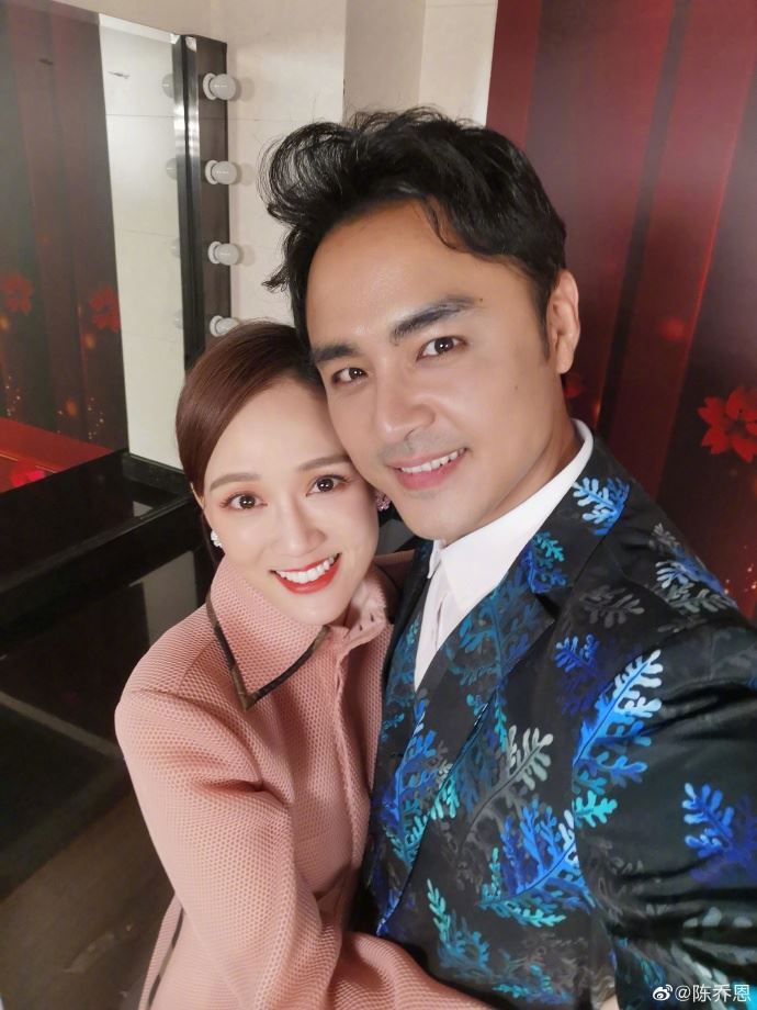 《王子变青蛙》黄金组合重逢　陈乔恩明道头贴头拍照