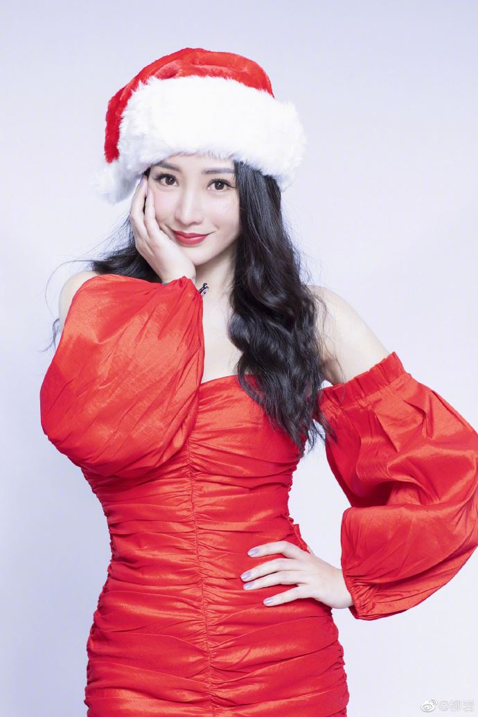柳岩圣诞节打扮成爆乳圣诞树 ：我的平安夜好充实！
