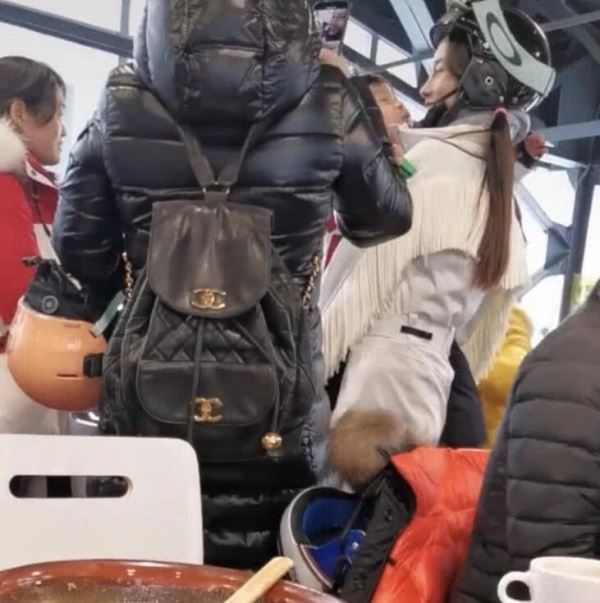 angelababy带小海绵去日本滑雪　打扮朴素look晒少女味  网民一眼认出！