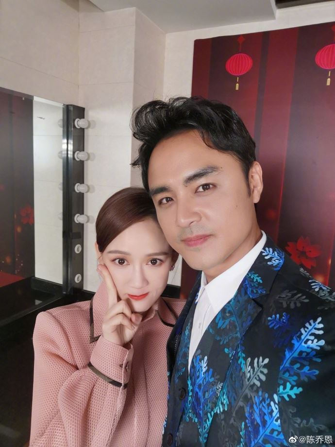 《王子变青蛙》黄金组合重逢　陈乔恩明道头贴头拍照