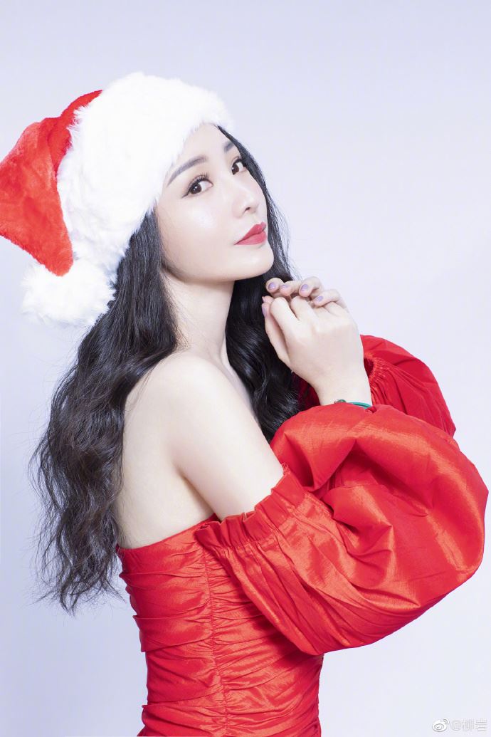 柳岩圣诞节打扮成爆乳圣诞树 ：我的平安夜好充实！