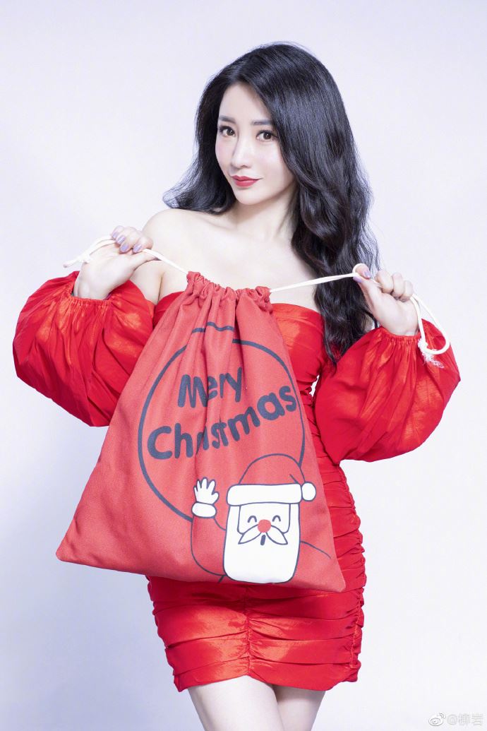 柳岩圣诞节打扮成爆乳圣诞树 ：我的平安夜好充实！