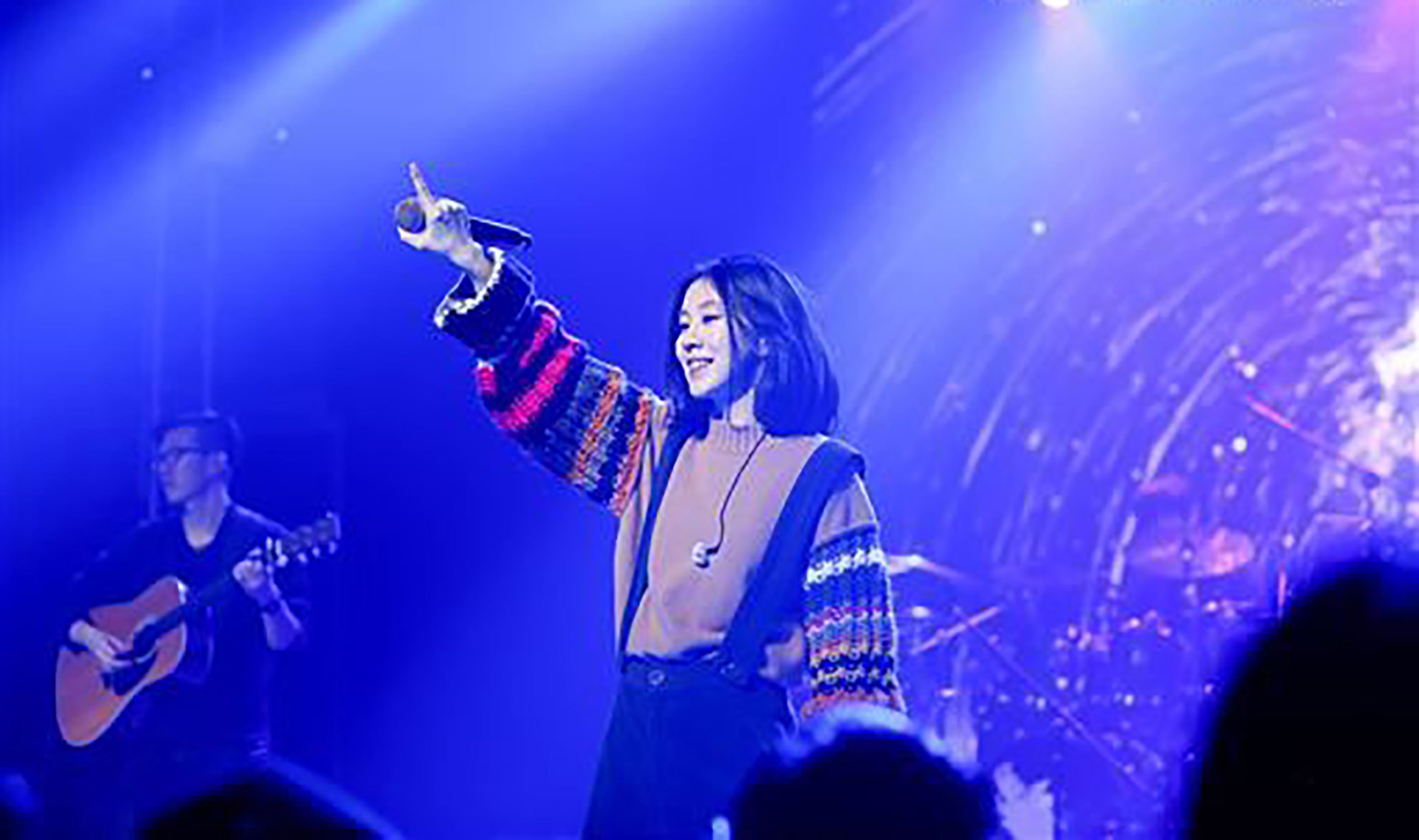 白安中国进行音乐会 差点中暑！