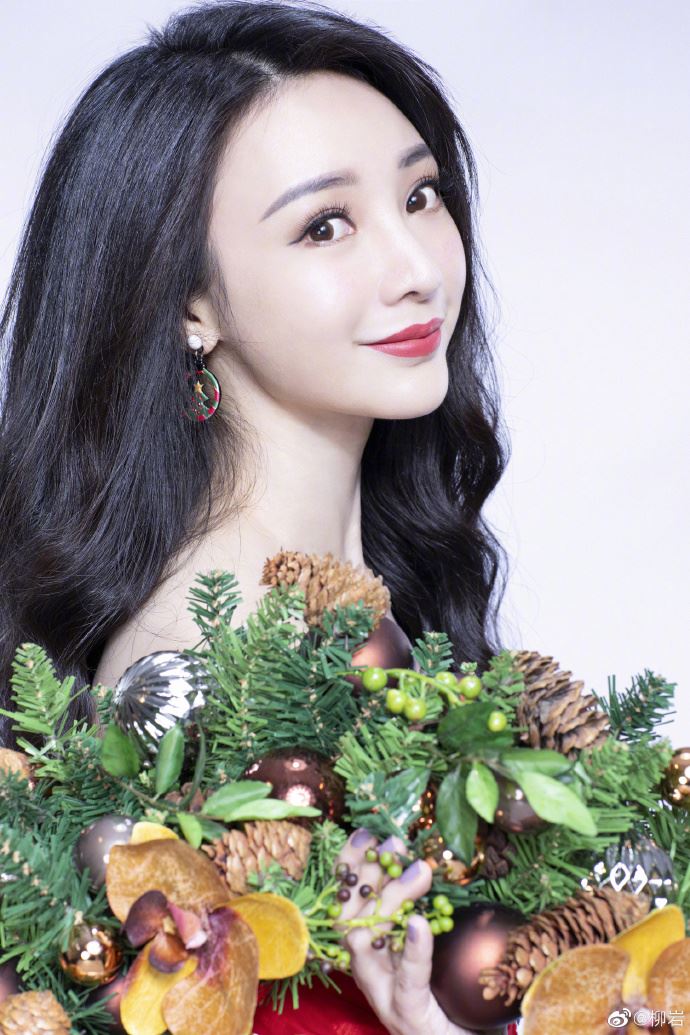 柳岩圣诞节打扮成爆乳圣诞树 ：我的平安夜好充实！