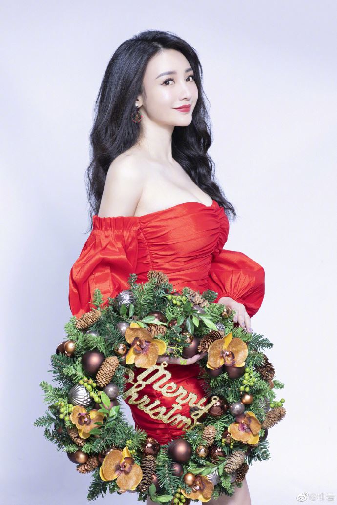 柳岩圣诞节打扮成爆乳圣诞树 ：我的平安夜好充实！