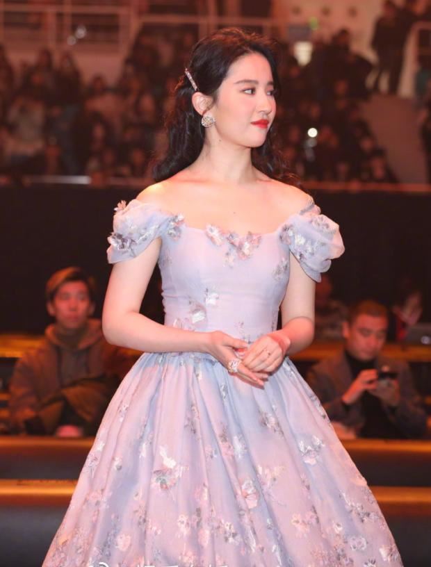 刘亦菲瘦身成功，大晒马甲线小蛮腰！