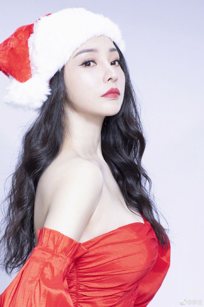 柳岩圣诞节打扮成爆乳圣诞树 ：我的平安夜好充实！