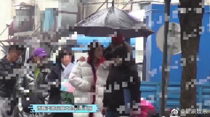 男友艾伦探班陈乔恩 ，一手打伞一手搂着  甜蜜十足！！