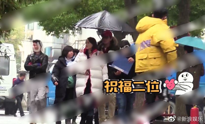 男友艾伦探班陈乔恩 ，一手打伞一手搂着  甜蜜十足！！