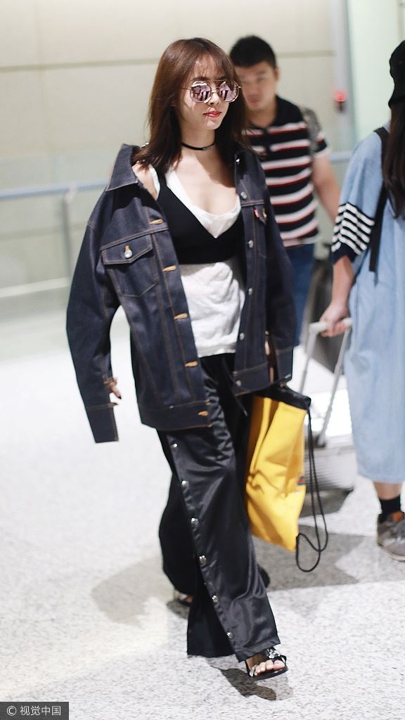 呸姐的放飞时尚再来袭！蔡依林「内衣外穿」大深v晒雪白肌超辣