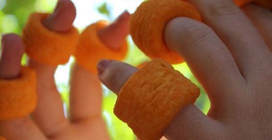 吃零食花招多！我们小时候吃零食时会做的7种事