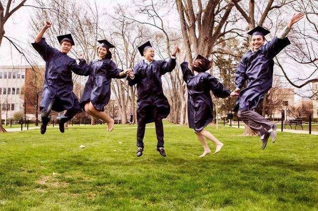 毕业照还在死板板的站在哪里？这样拍才cool啦！