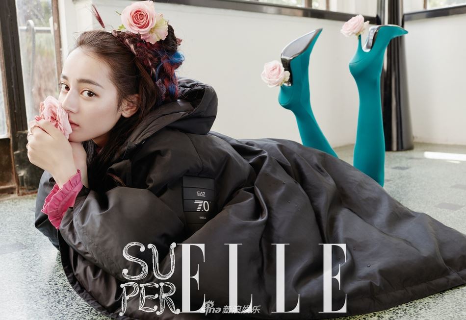 迪丽热巴再登杂志封面 多面风格展现时尚潜力