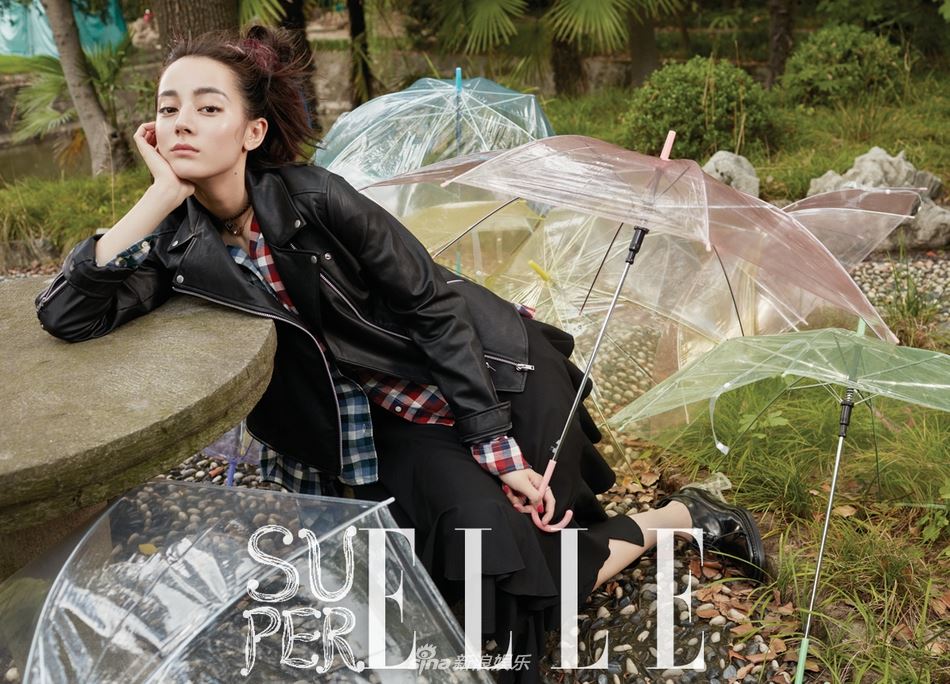 迪丽热巴再登杂志封面 多面风格展现时尚潜力