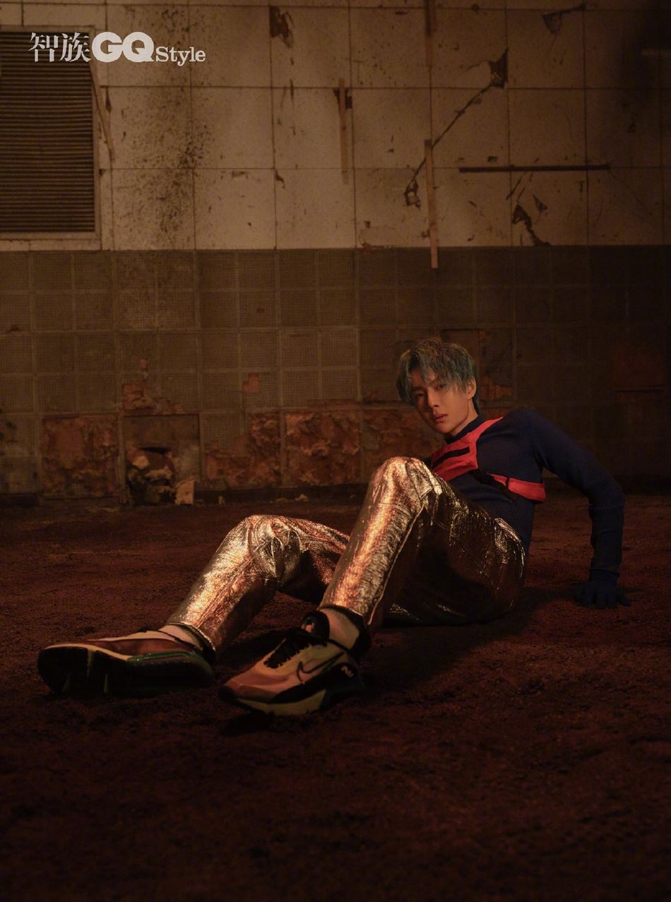 超帅的！王一博最新封面大片曝光，变身仿生人酷炫十足！